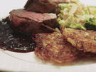 Kalbsfilet im Speckmantel mit Mandel-Rahm-Wirsing, Rotwein-Schalotten-Soße - Rezept - Bild Nr. 2