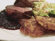 Rezept: Kalbsfilet im Speckmantel mit Mandel-Rahm-Wirsing, Rotwein-Schalotten-Soße Bild Nr. 2 Kalbsfilet im Speckmantel mit Mandel-Rahm-Wirsing, Rotwein-Schalotten-Soße - Rezept - Bild Nr. 2