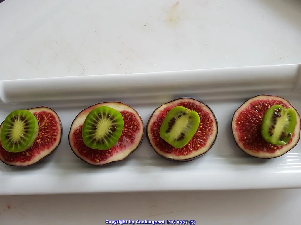 Minikiwi`s mit etwas Spritzigem und Cremigem und Wackelpudding - Rezept - Bild Nr. 5030