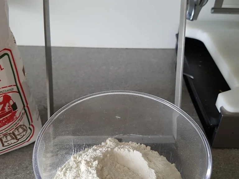 Pizza Studiooso (Pizza backen nach/mit Bilderrezept) - Rezept - Bild Nr. 5097