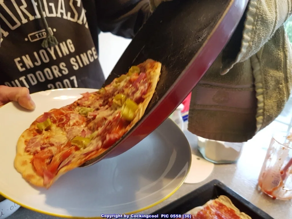 Pizza Studiooso (Pizza backen nach/mit Bilderrezept) - Rezept - Bild Nr. 5119