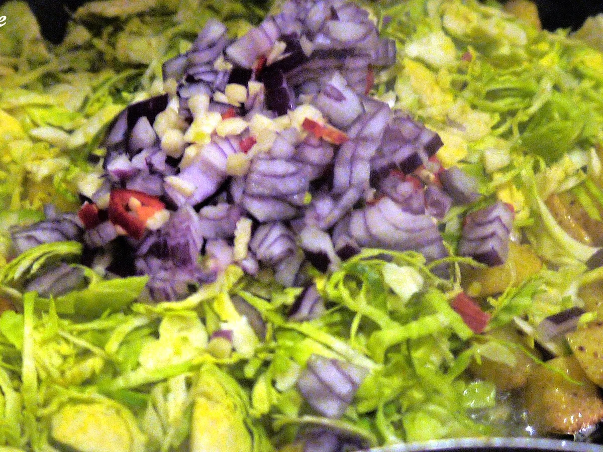 Scharfe Rosenkohl-Kartoffelpfanne - Rezept - Bild Nr. 6