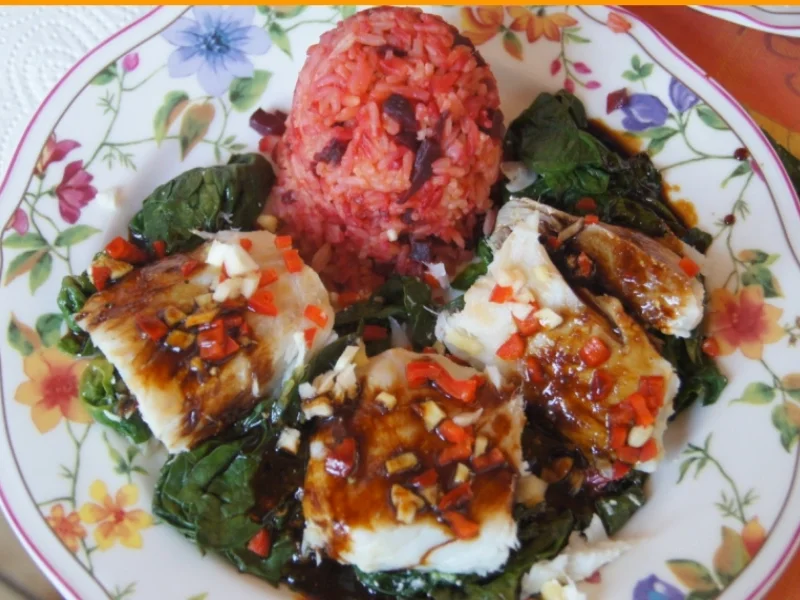 Gedämpftes Kabeljaufilet auf Spinatbett mit Sauce und roten Basmatireis - Rezept - Bild Nr. 5153