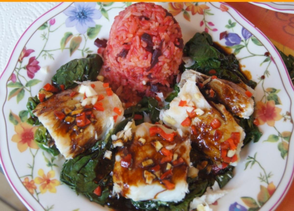 Gedämpftes Kabeljaufilet auf Spinatbett mit Sauce und roten Basmatireis ...