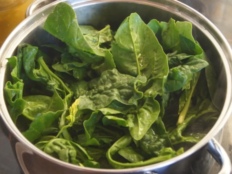 Gedämpftes Kabeljaufilet auf Spinatbett mit Sauce und roten Basmatireis - Rezept - Bild Nr. 5156