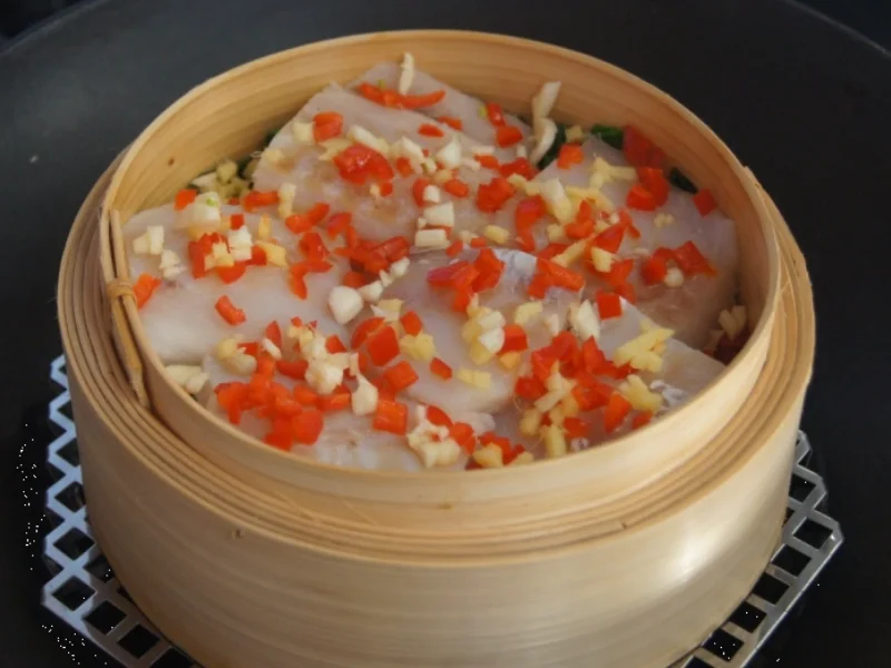 Gedämpftes Kabeljaufilet auf Spinatbett mit Sauce und roten Basmatireis - Rezept - Bild Nr. 5159