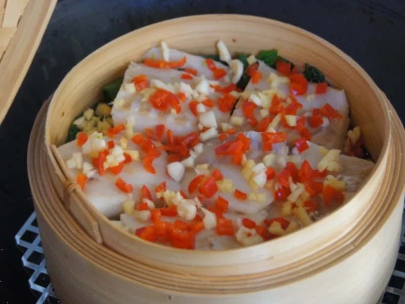 Gedämpftes Kabeljaufilet auf Spinatbett mit Sauce und roten Basmatireis - Rezept - Bild Nr. 5161