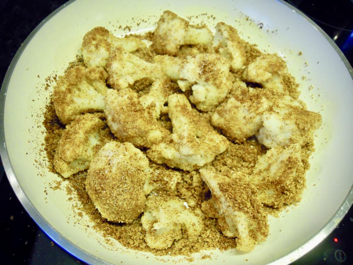 Karfiol / Blumenkohl mit knusprigen Butterbrösel - einfach - von emari Karfiol / Blumenkohl mit knusprigen Butterbrösel - einfach - von emari