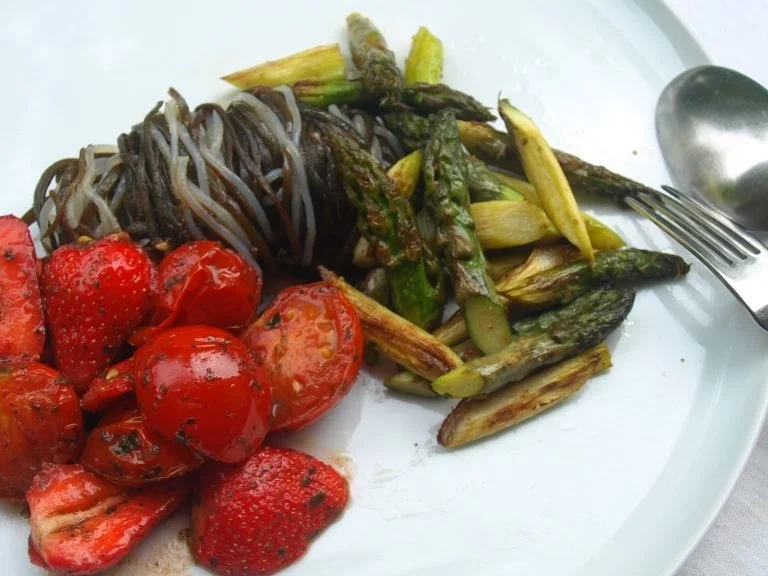 Rezept: Kelp Noodles und Meeresspaghetti mit Tomaten-Erdbeer-Sugo Bild Nr. 5156 Kelp Noodles und Meeresspaghetti mit Tomaten-Erdbeer-Sugo - Rezept - Bild Nr. 5156