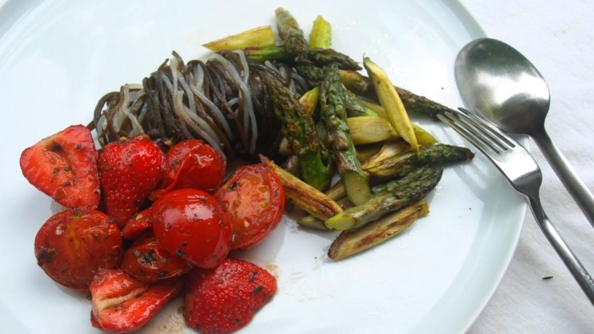 Bilder für Kelp Noodles und Meeresspaghetti mit Tomaten-Erdbeer-Sugo - Rezept