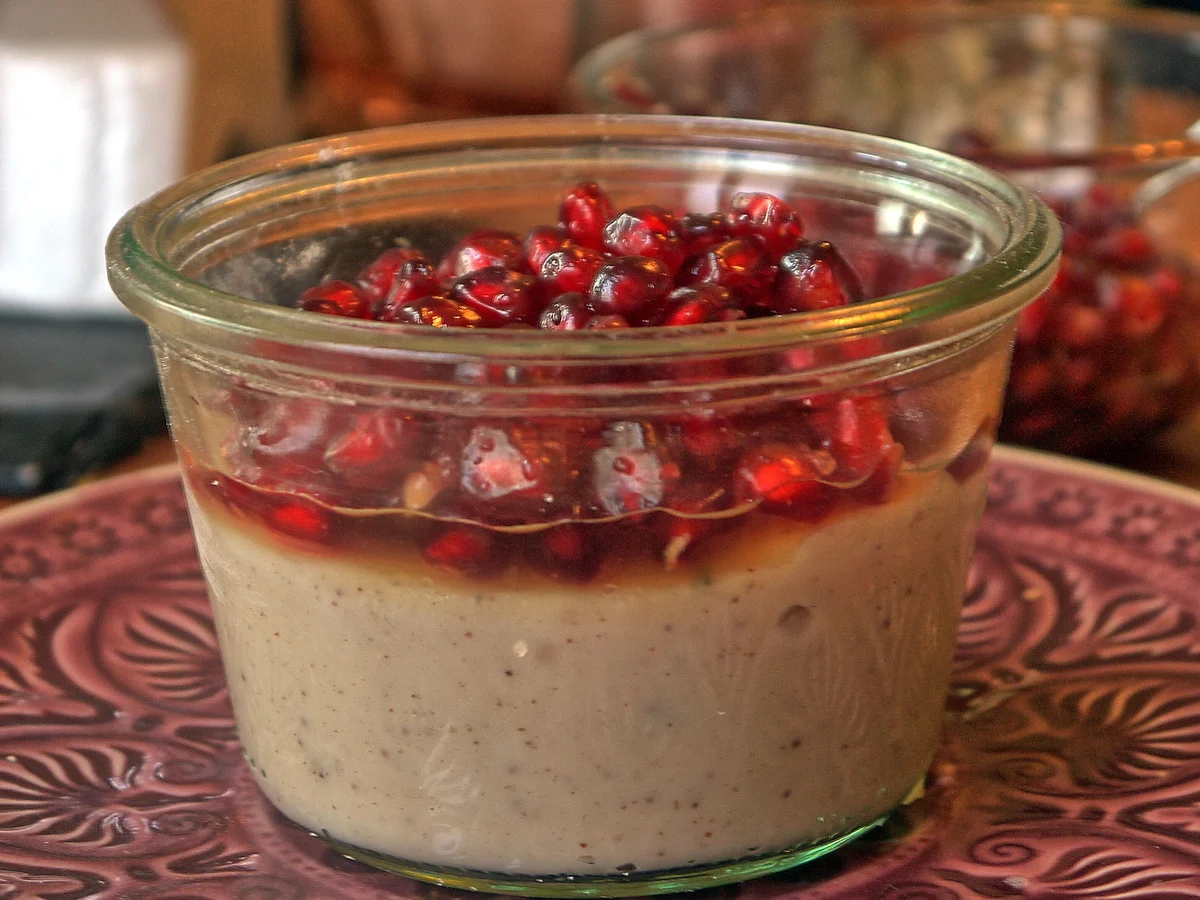 Chai-Latte-Pudding mit marinierten Granatapfelkernen - Rezept - Bild Nr. 3