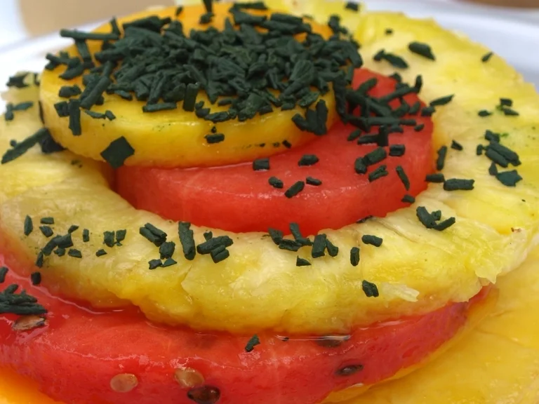 Türmchen von exotischem Obst mit Spirulina-Granulat - Rezept - Bild Nr. 5156