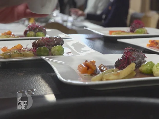 Rinderrouladen mit Schupfnudeln und Gemüse - Rezept - Bild Nr. 2