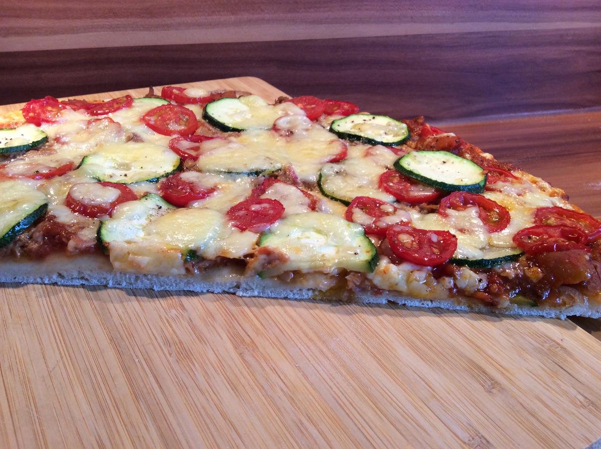 Pizza mit Gemüse und Thunfisch - Rezept - Bild Nr. 5166