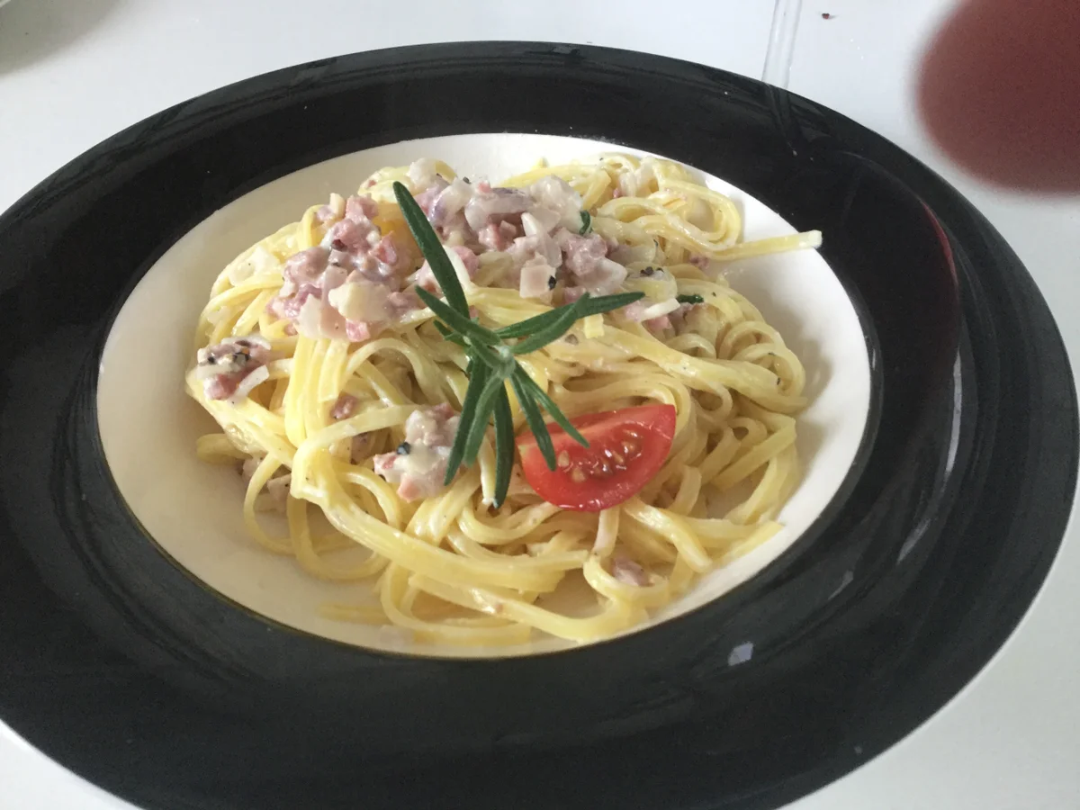 Fettuccine mit Schwips in leicht scharfer Speck-Sahne-Soße - Rezept - Bild Nr. 5175