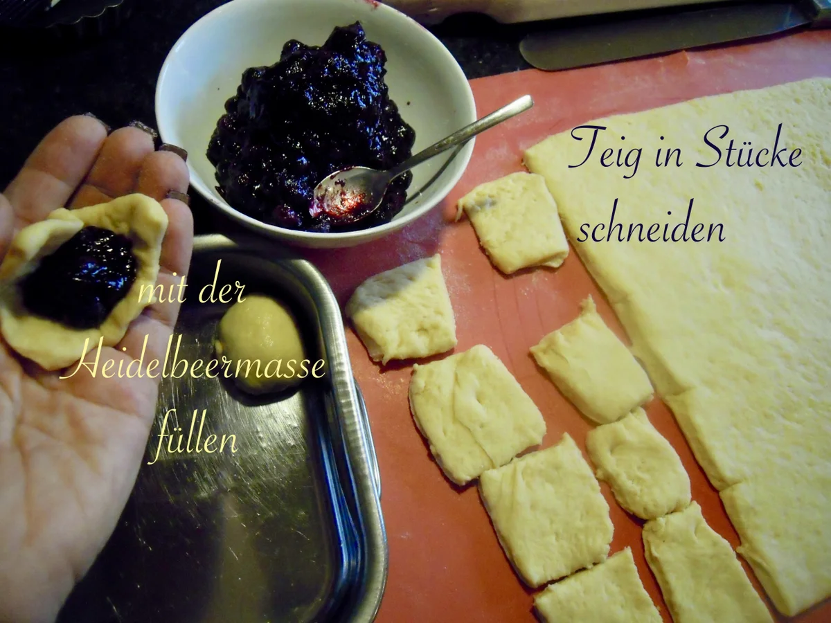 Heidelbeer Buchteln mit Vanillesauce - Rezept - Bild Nr. 5178