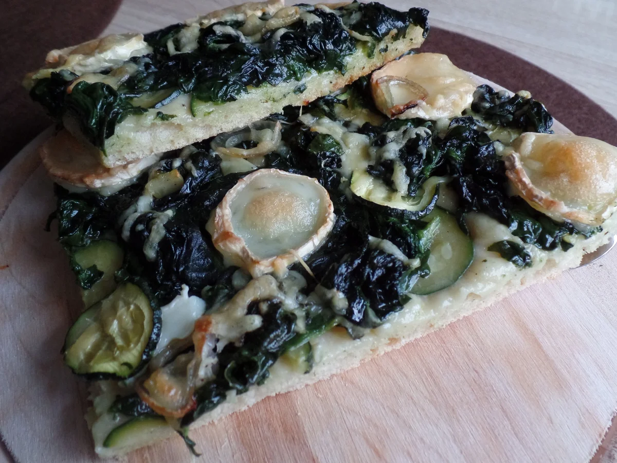 Spinat-Zucchini-Pizza mit Ziegenkäse - Rezept - Bild Nr. 5164