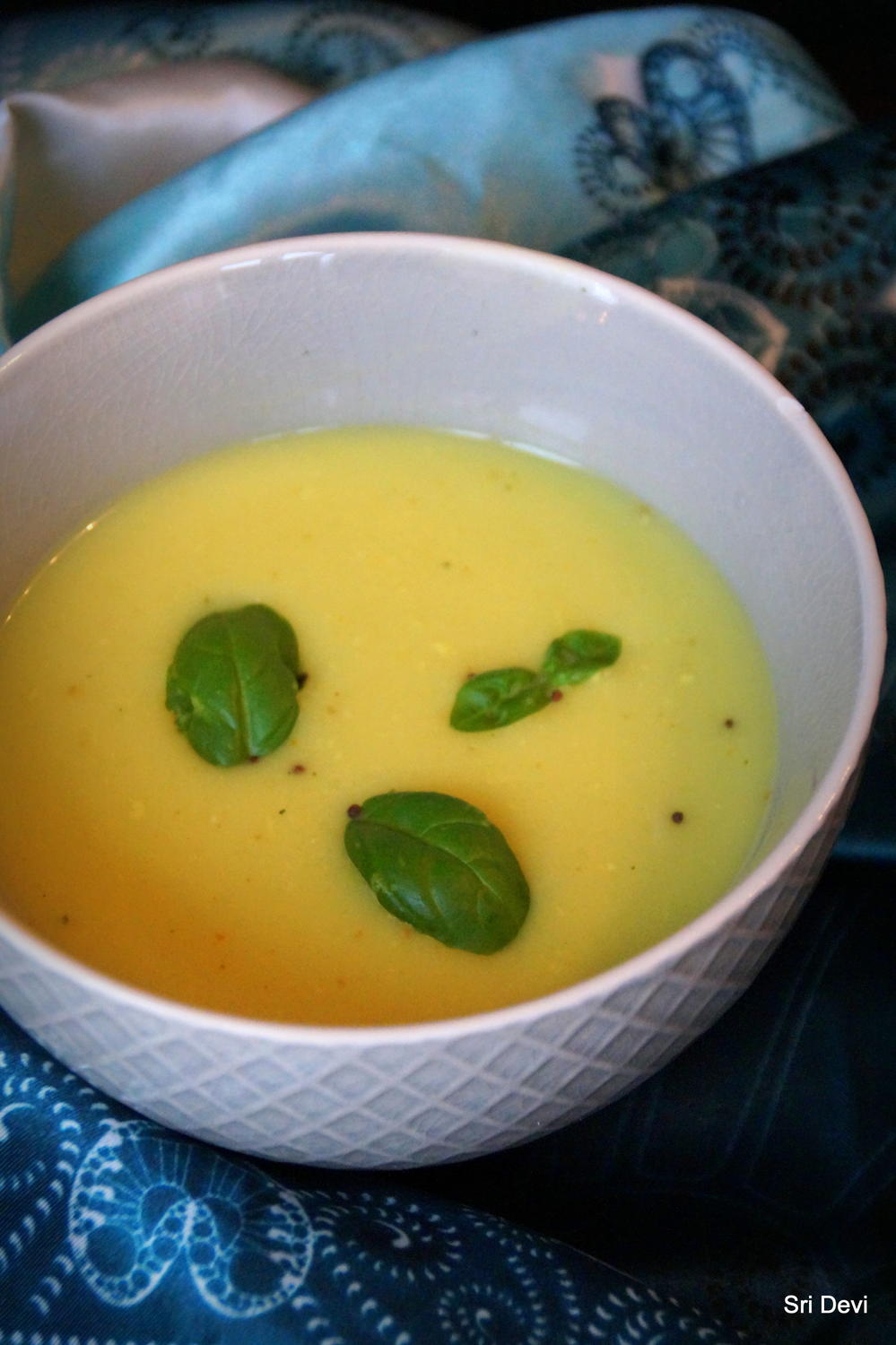 Suppe: Gesunde Kokos-Kurkuma-Brühe - Rezept - kochbar.de