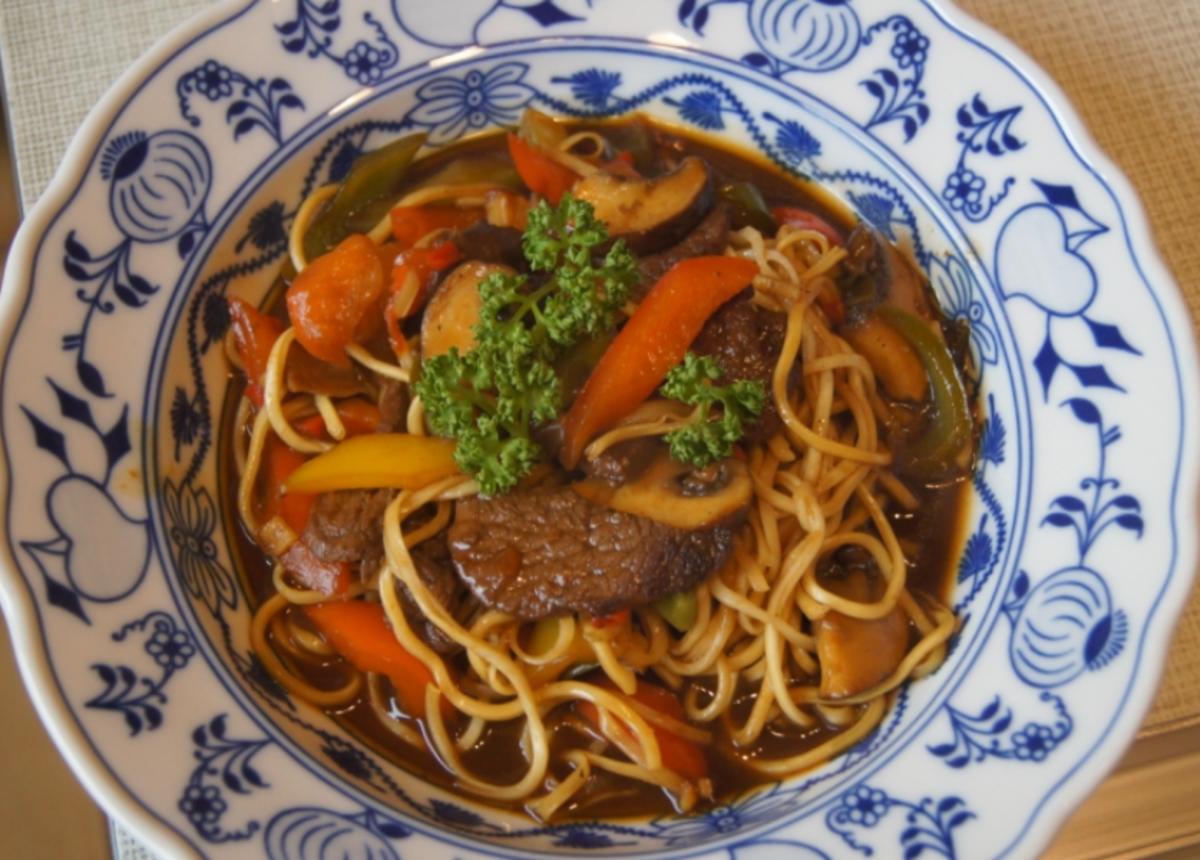 Rindfleisch mit Paprikamix und Mie-Nudeln - Rezept - kochbar.de
