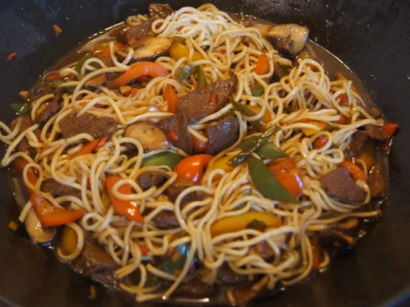 Rezept: Rindfleisch mit Paprikamix und Mie-Nudeln Bild Nr. 5213 Rindfleisch mit Paprikamix und Mie-Nudeln - Rezept - Bild Nr. 5213