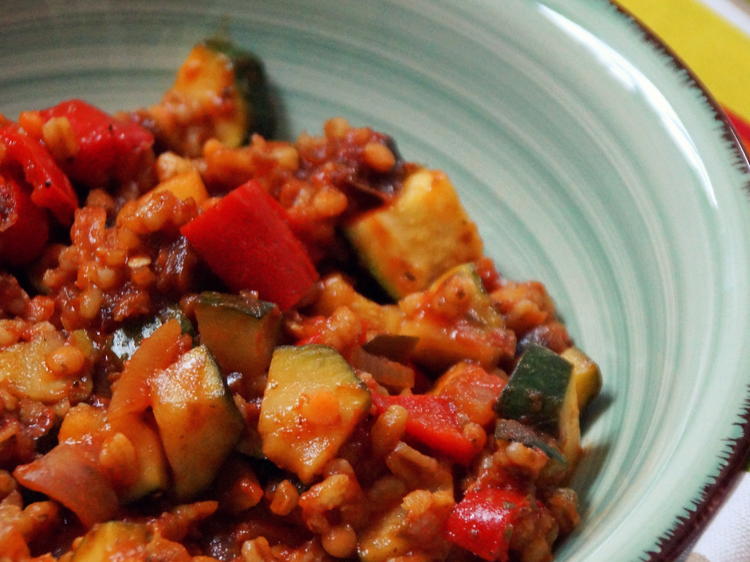 Paprika-Zucchini-Pfanne mit Buchweizen oder Dinkel - Rezept - kochbar.de