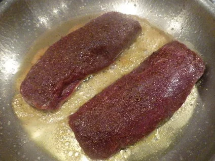 Hirschrücken mit Portwein - Balsamico - Zwiebeln und Kartoffel - Fenchel - Püree - Rezept - Bild Nr. 5196