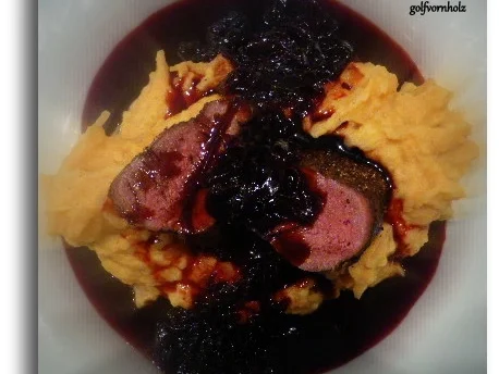 Hirschrücken mit Portwein - Balsamico - Zwiebeln und Kartoffel - Fenchel - Püree - Rezept - Bild Nr. 5199