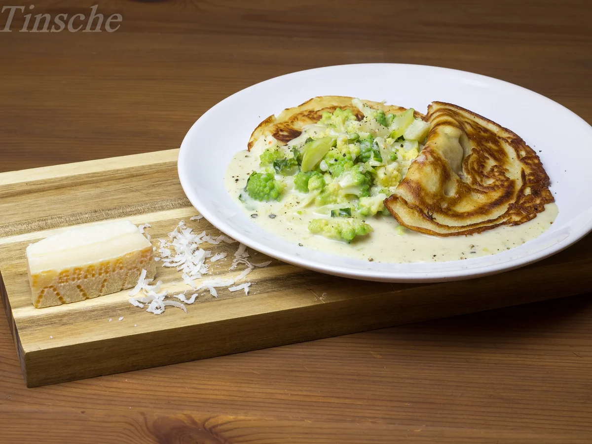 Rezept: Kleine Hefepfannkuchen & Romanesco in Parmesan-Senfsoße Bild Nr. 5195 Kleine Hefepfannkuchen & Romanesco in Parmesan-Senfsoße - Rezept - Bild Nr. 5195