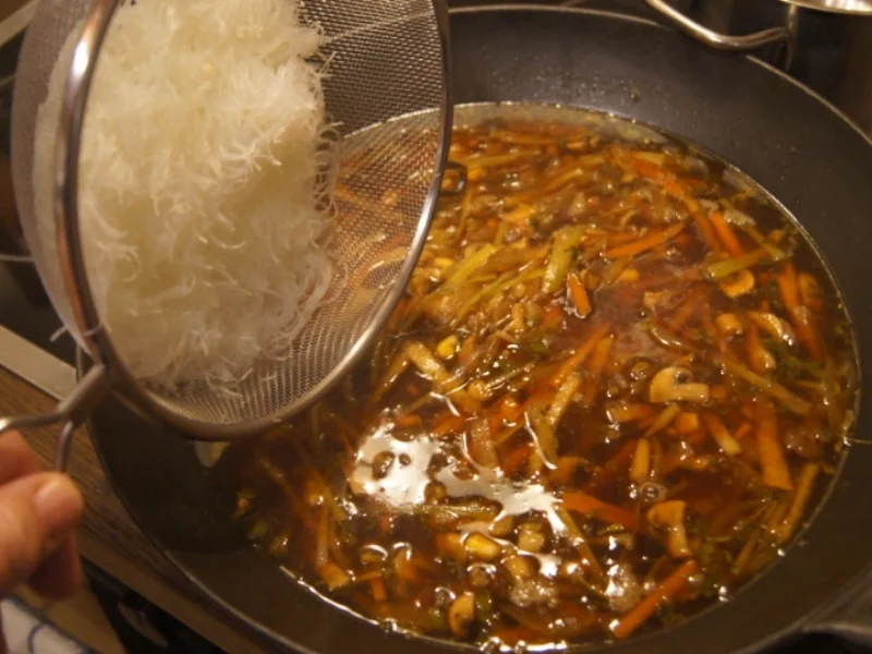 Sauer scharfe Suppe im Wok - Rezept - Bild Nr. 5216