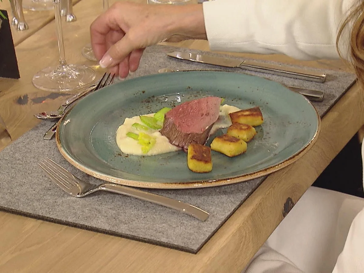 Rinderfilet auf Selleriepüree mit Erdäpfelnidei und dunkler Sauce - Rezept - Bild Nr. 2