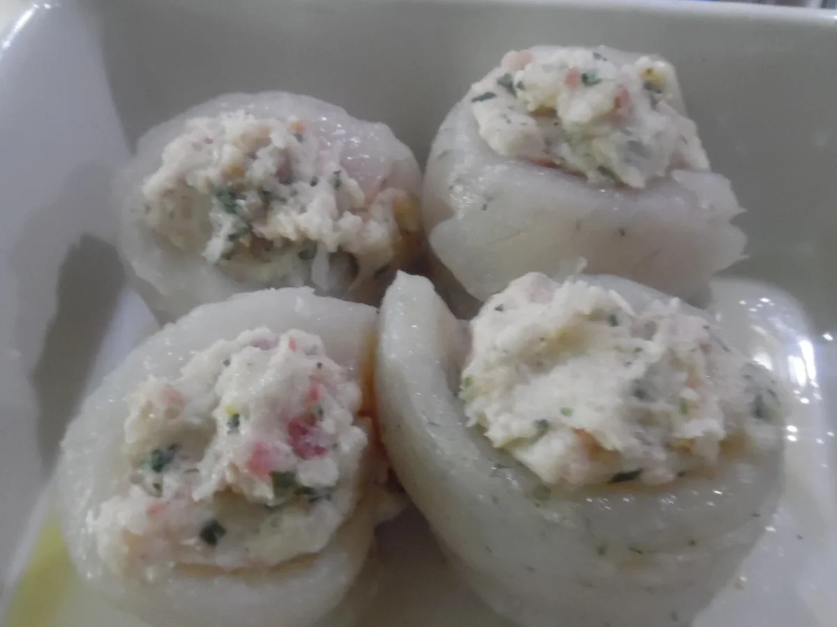 Zanderfilet-Röllchen gefüllt, Zitronen-Sahne-Soße und Julienne-Kartoffeln - Rezept - Bild Nr. 5203