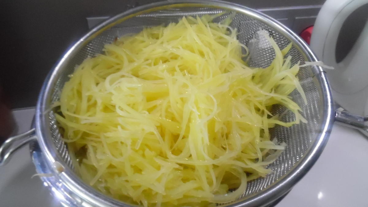 Zanderfilet-Röllchen gefüllt, Zitronen-Sahne-Soße und Julienne-Kartoffeln - Rezept - Bild Nr. 5210