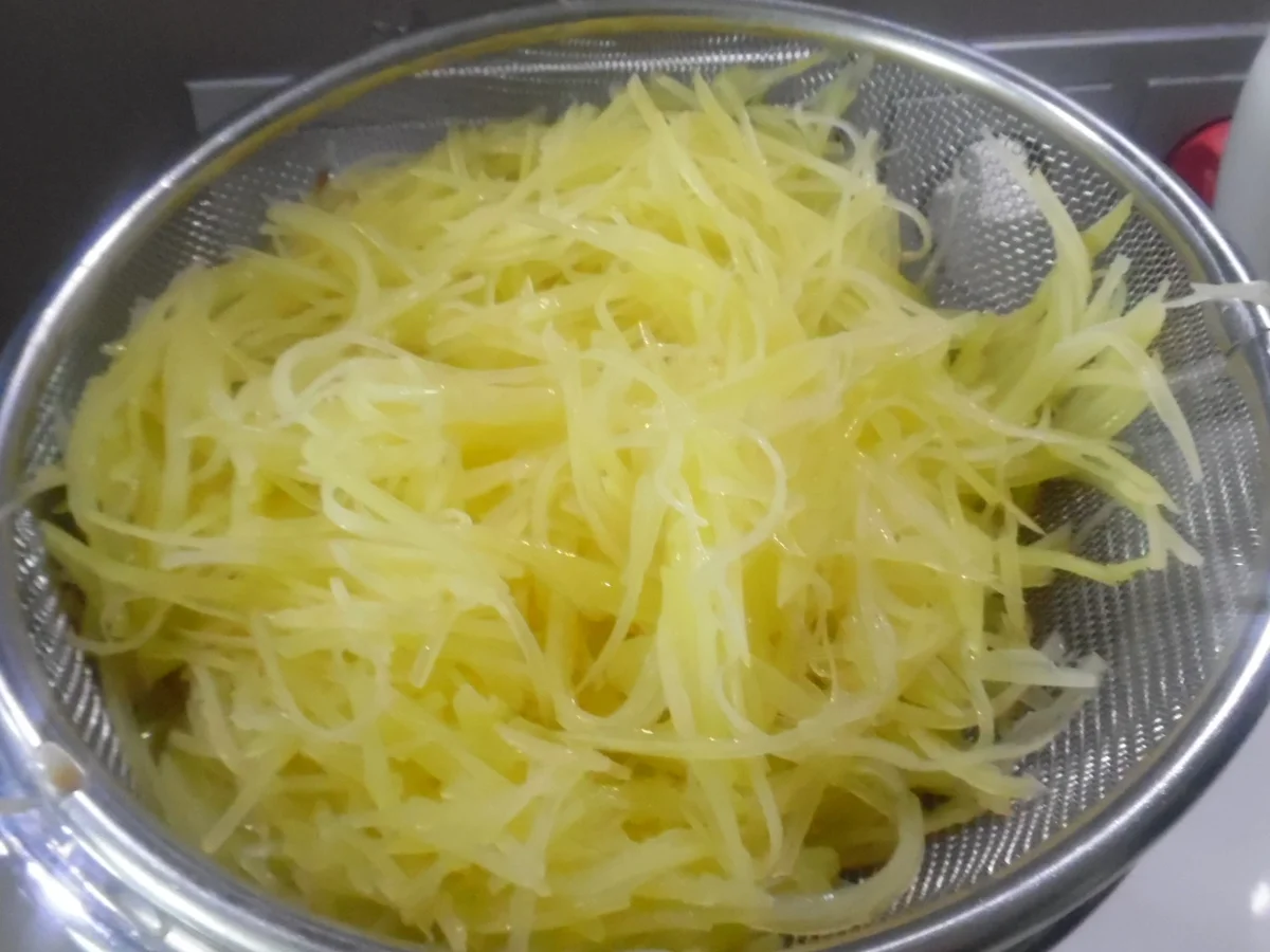 Zanderfilet-Röllchen gefüllt, Zitronen-Sahne-Soße und Julienne-Kartoffeln - Rezept - Bild Nr. 5210