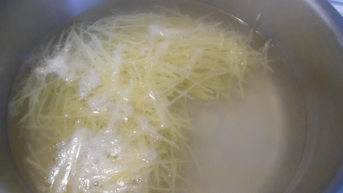 Zanderfilet-Röllchen gefüllt, Zitronen-Sahne-Soße und Julienne-Kartoffeln - Rezept - Bild Nr. 5211