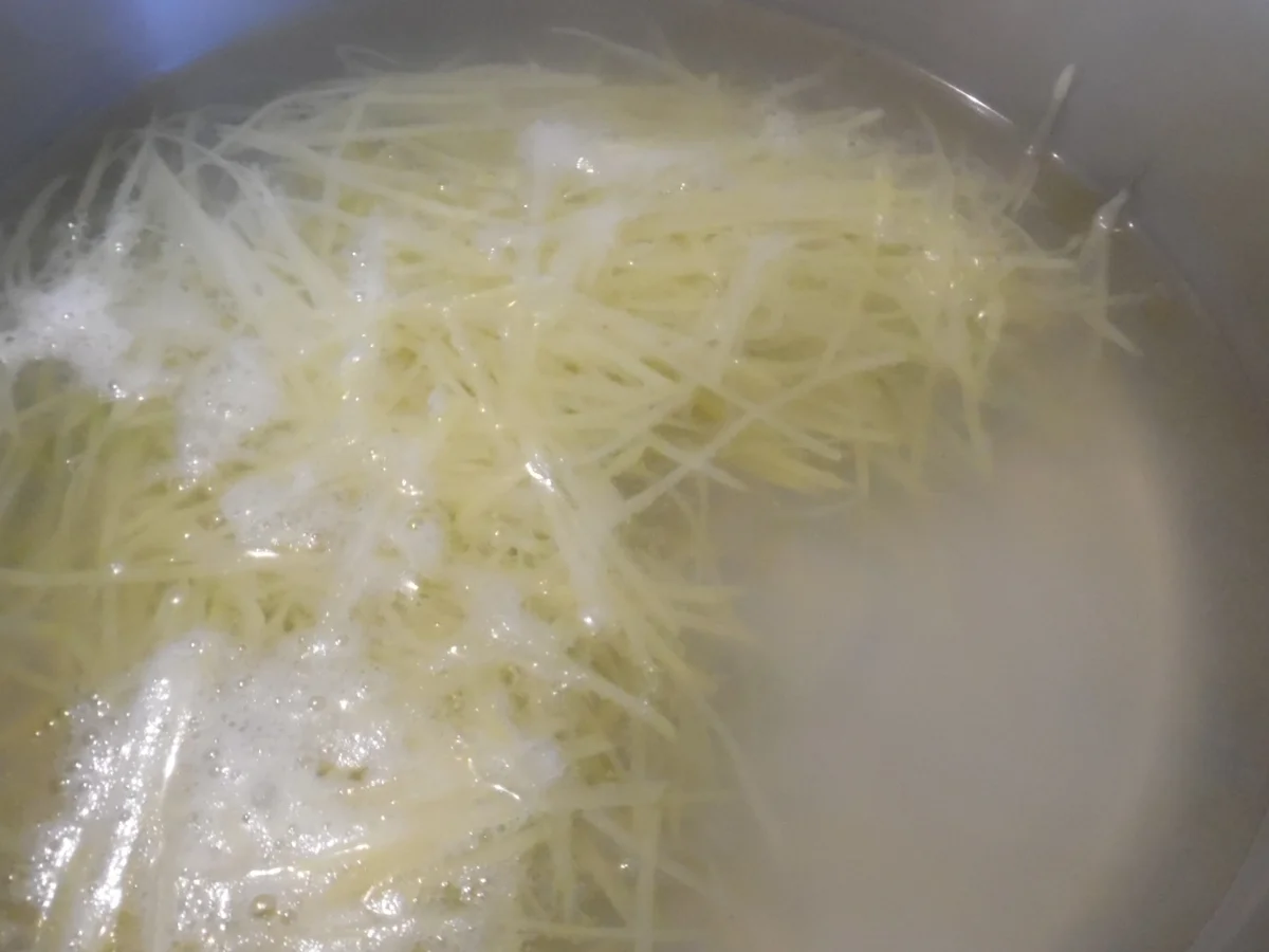 Zanderfilet-Röllchen gefüllt, Zitronen-Sahne-Soße und Julienne-Kartoffeln - Rezept - Bild Nr. 5211