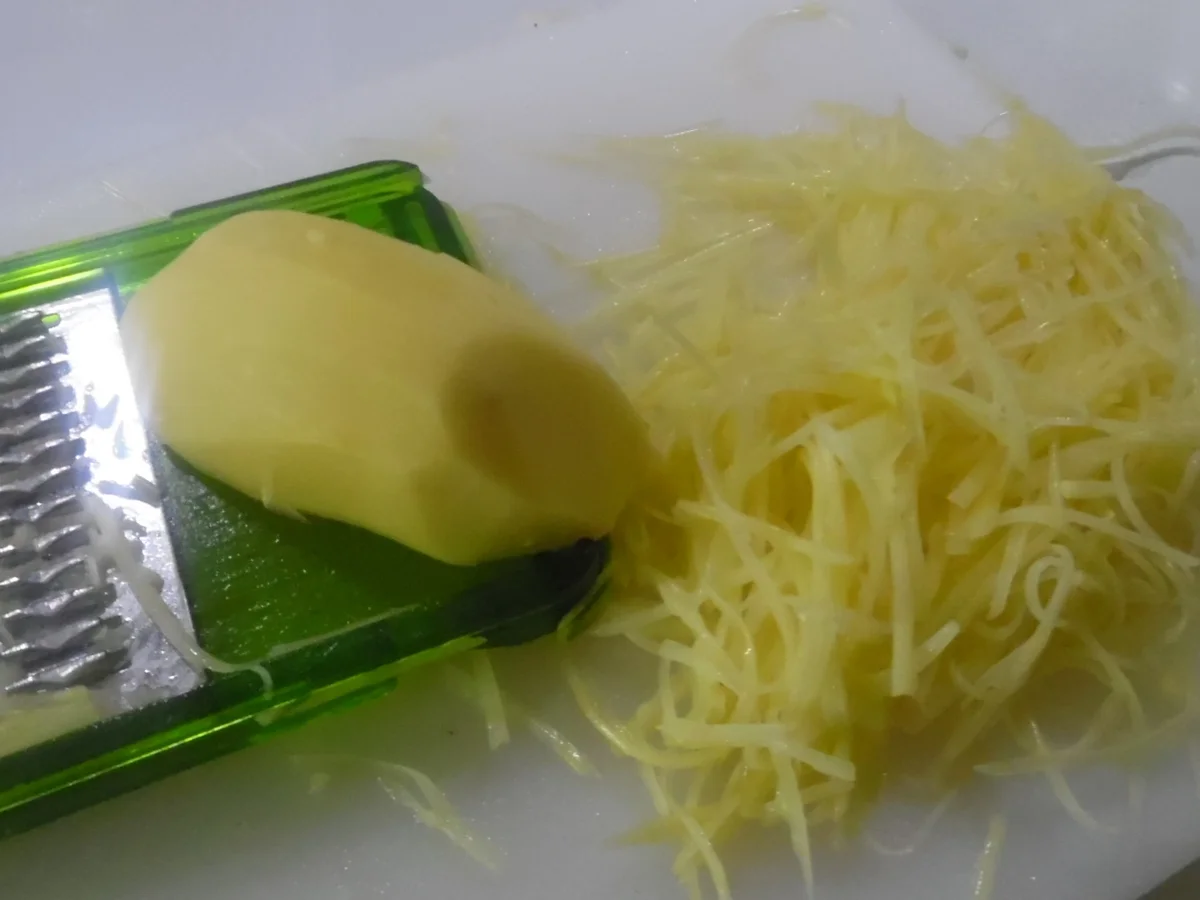 Zanderfilet-Röllchen gefüllt, Zitronen-Sahne-Soße und Julienne-Kartoffeln - Rezept - Bild Nr. 5212