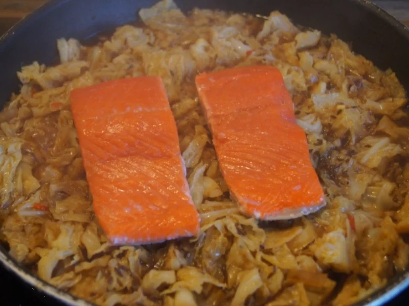 Wildlachsfilet auf herzhaften Wirsingbett - Rezept - Bild Nr. 5221