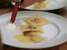 Handgemachte Rote-Beete-Ravioli mit Mohnbutter, Rote-Beete-Schaum und Weissweinschaum - Rezept - Bild Nr. 2