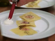 Rezept: Handgemachte Rote-Beete-Ravioli mit Mohnbutter, Rote-Beete-Schaum und Weissweinschaum Bild Nr. 2 Handgemachte Rote-Beete-Ravioli mit Mohnbutter, Rote-Beete-Schaum und Weissweinschaum - Rezept - Bild Nr. 2