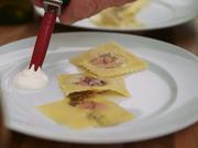 Handgemachte Rote-Beete-Ravioli mit Mohnbutter, Rote-Beete-Schaum und Weissweinschaum - Rezept - Bild Nr. 2