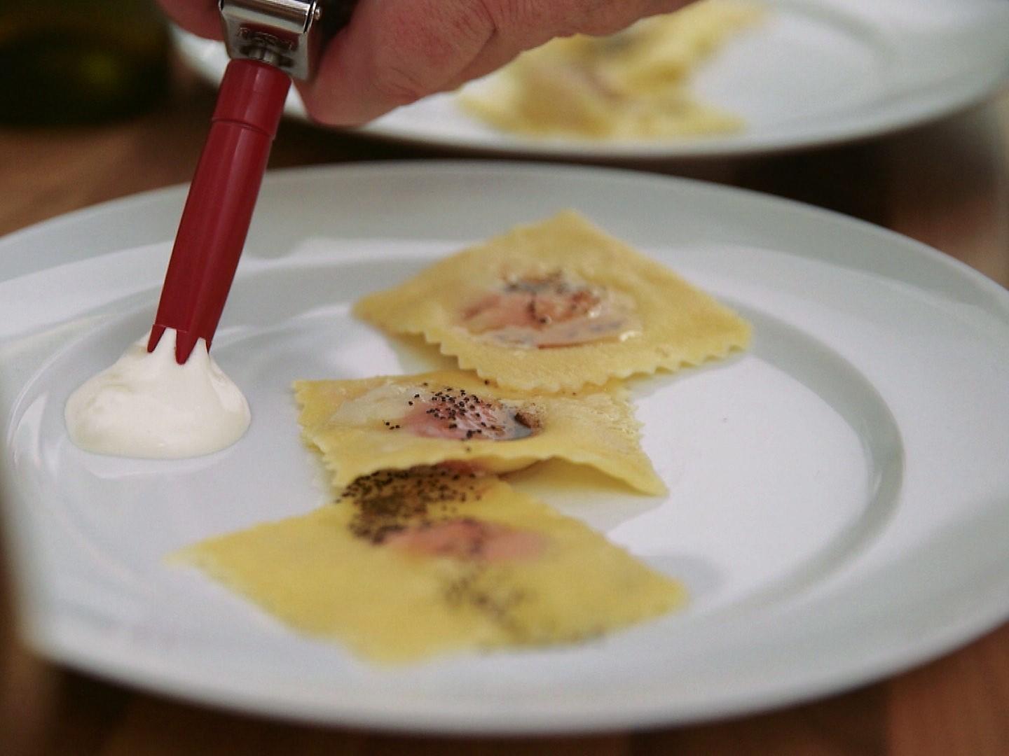 Bilder für Handgemachte Rote-Beete-Ravioli mit Mohnbutter, Rote-Beete-Schaum und Weissweinschaum - Rezept