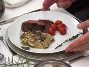 Sous vide gegartes Filet mit Trüffel-Steinpilz-Risotto und karamellisierten Tomaten - Rezept - Bild Nr. 2
