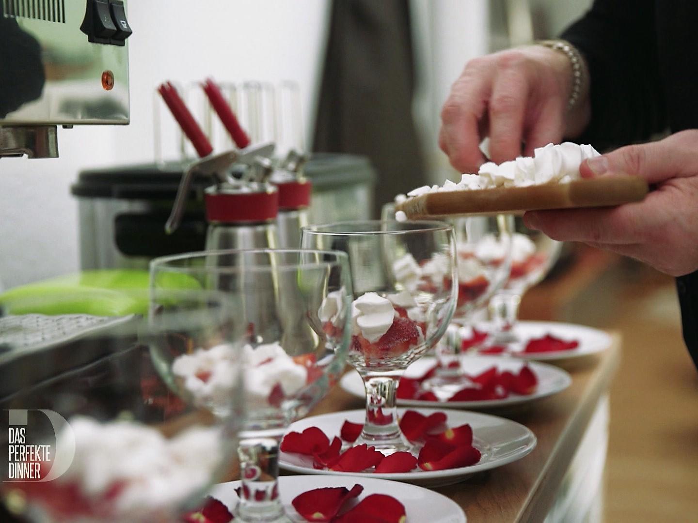 Rosiges Eton-Mess mit Erdbeersorbet - Rezept Durch Das perfekte Dinner