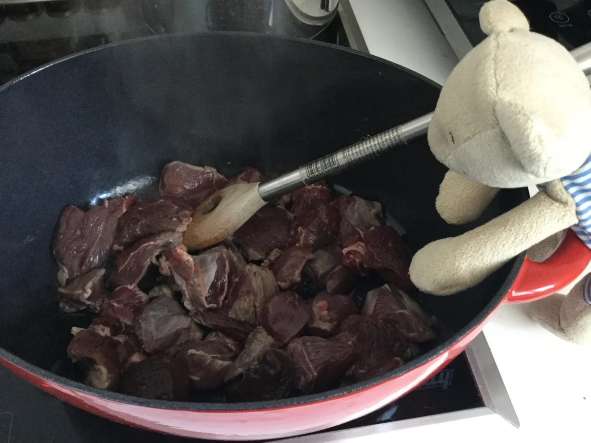 Mufflonragout in dunkler Soße - Rezept - Bild Nr. 5215