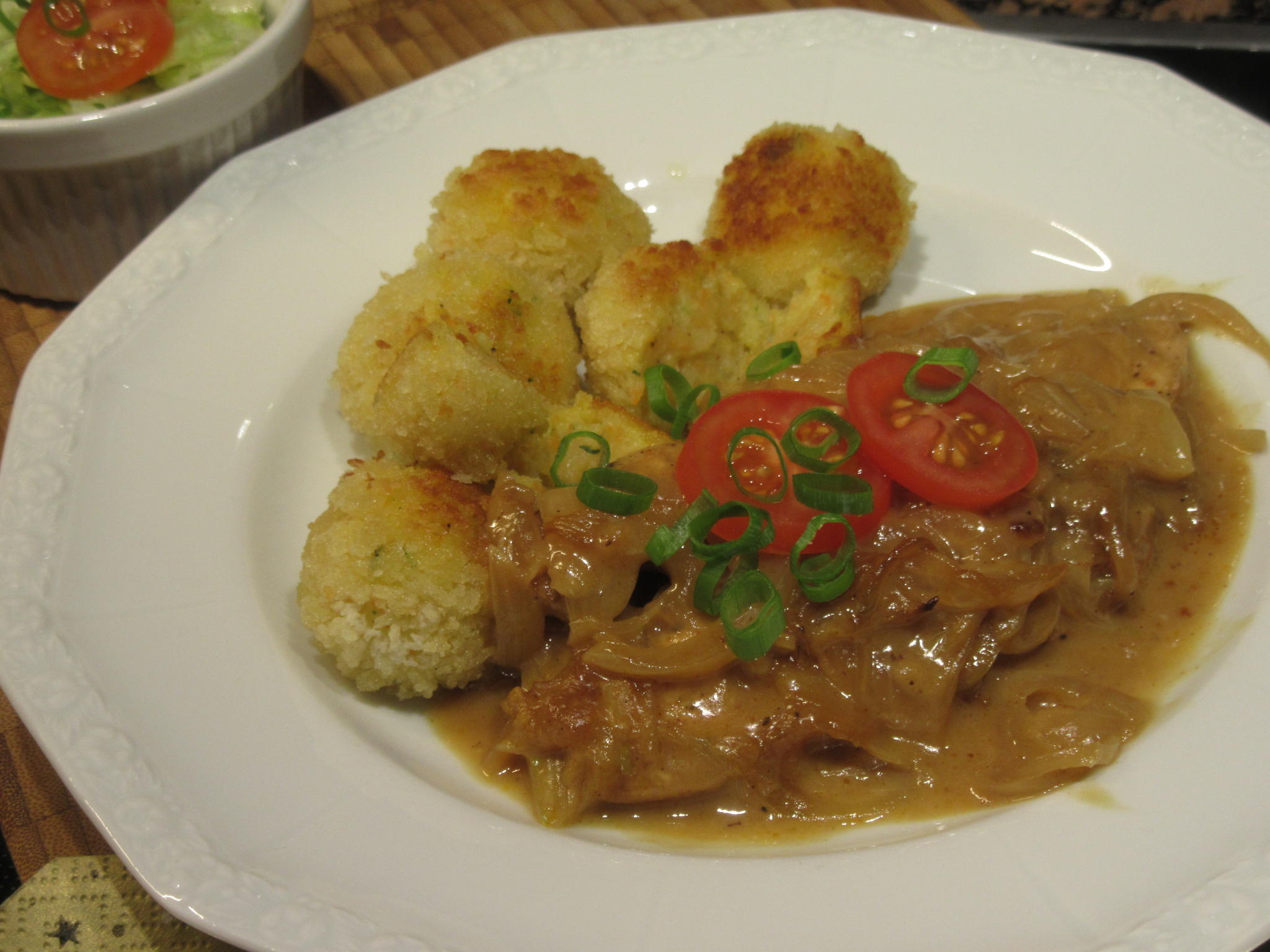 Bilder für Geflügel: Hühnerbrust mit Zwiebelsoße aus dem Rohr - Rezept