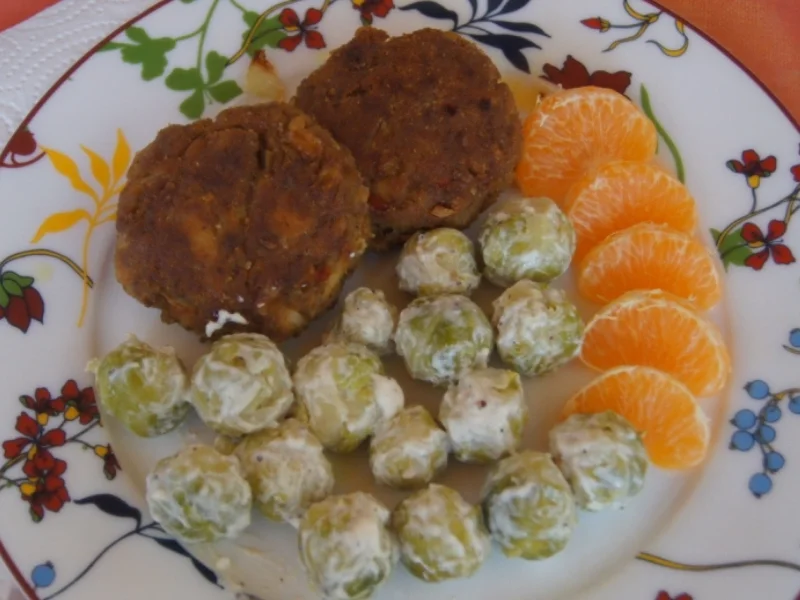 Rindfleischbuletten mit herzhaften Rosenkohl - Rezept - Bild Nr. 5215