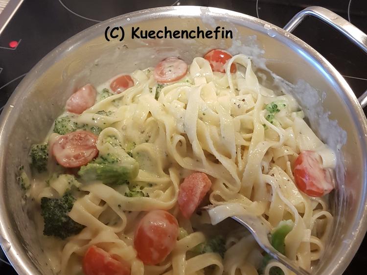 Pasta mit Brokkoli in Käsesauce - schnell &amp; einfach - 210 kcal/100g