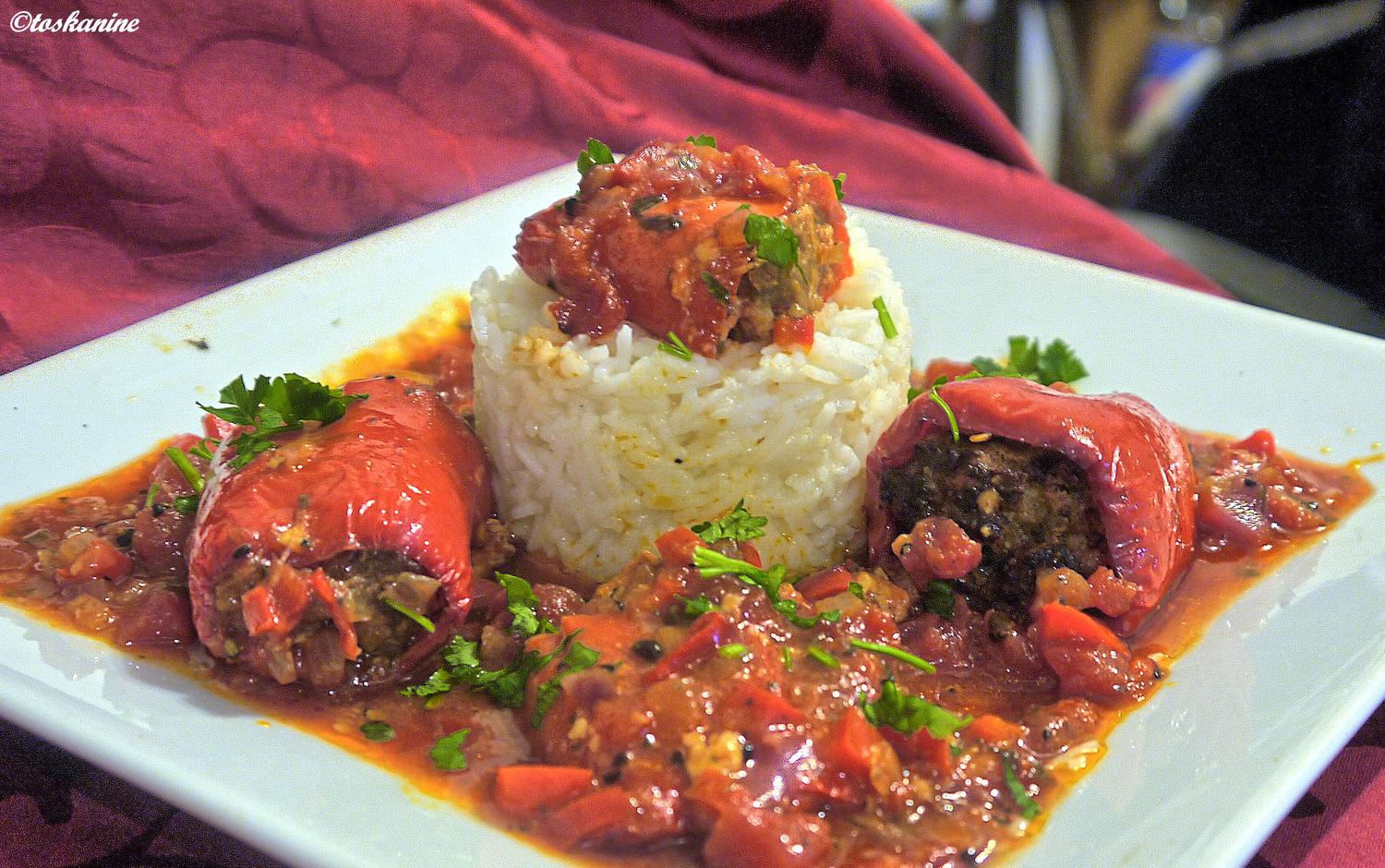 Gefüllte Spitzpaprikaröllchen mit scharfer Sauce - Rezept - kochbar.de