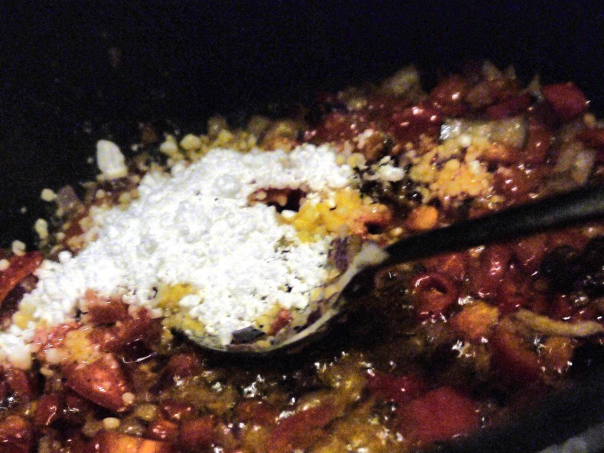 Gefüllte Spitzpaprikaröllchen mit scharfer Sauce - einfach - 274 kcal/100g