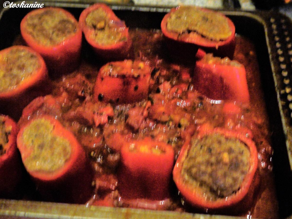 Gefüllte Spitzpaprikaröllchen mit scharfer Sauce - einfach - 274 kcal/100g